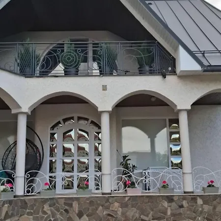 Feriehus Lux Guest Housе мukachevo *